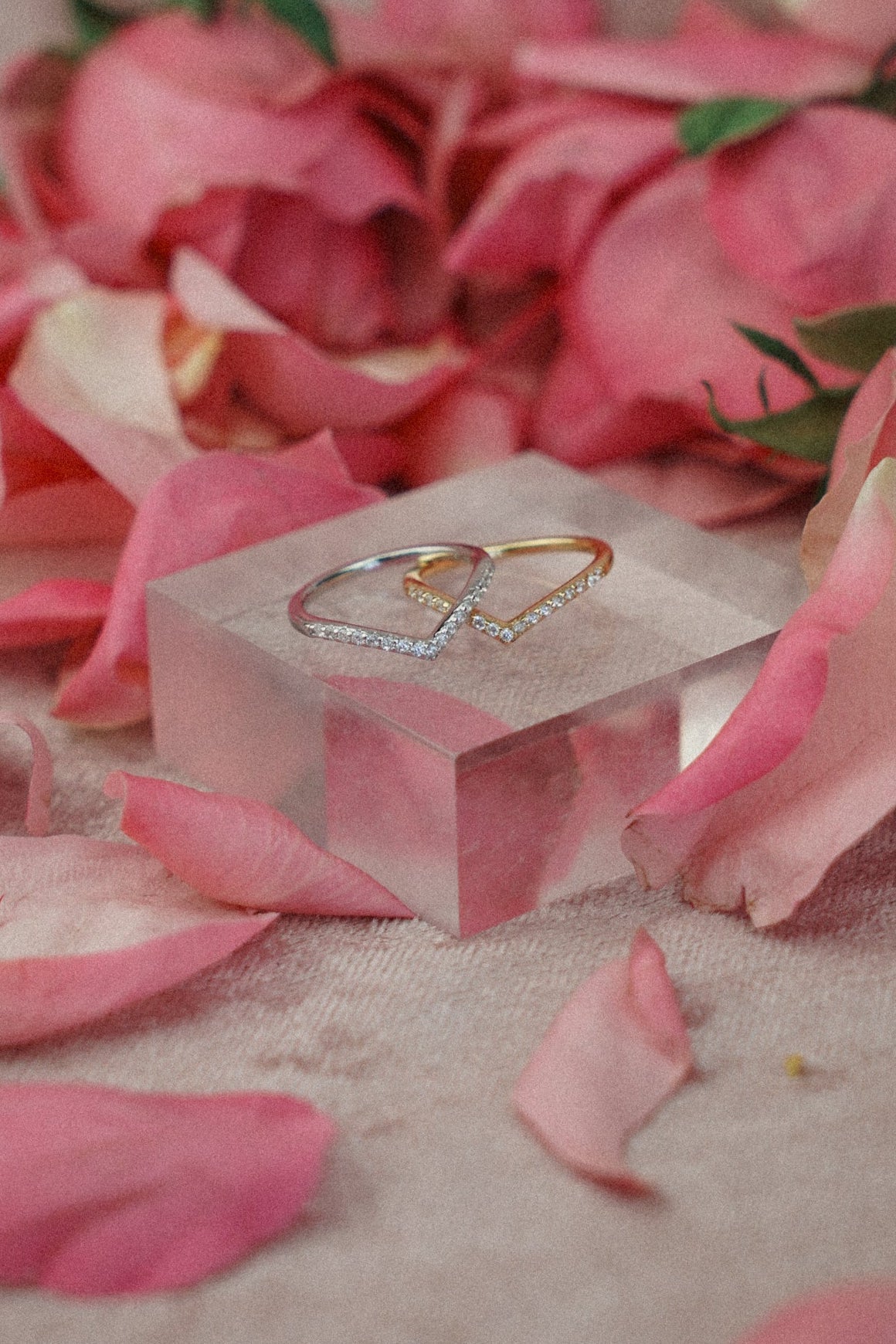 V tapered Zircon Lover Ring MarauxJewellery